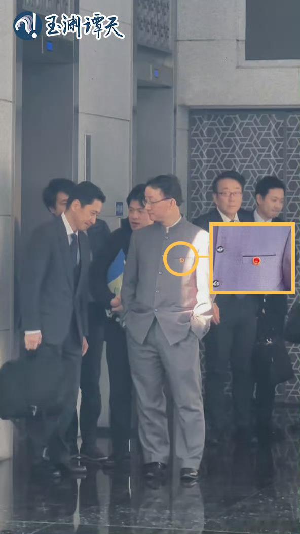 左边那位日本的，右边这位大佬我们中国的如果要给这张图加一下对白，你们觉得是什么？