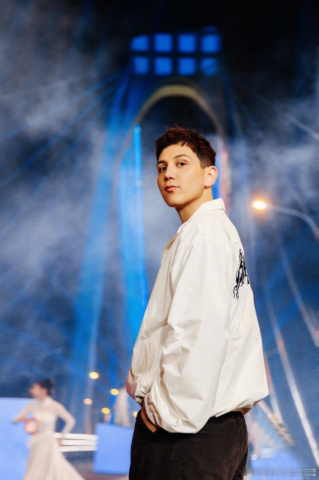 #耳帝推荐艾热上歌手#艾热每次的歌声都是可以直击灵魂的，这才是音乐的魅力。 ​​