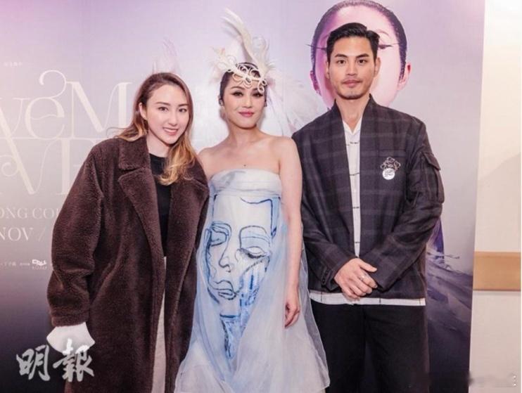 何超云与新男友看演唱会何超云带新男友看演唱会 何超云带新男友看演唱会，男方身材高