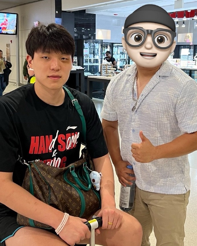 杨瀚森在训练的时候被肘击到了眼睛，这个图有点憨憨的感觉。[doge] ​​​