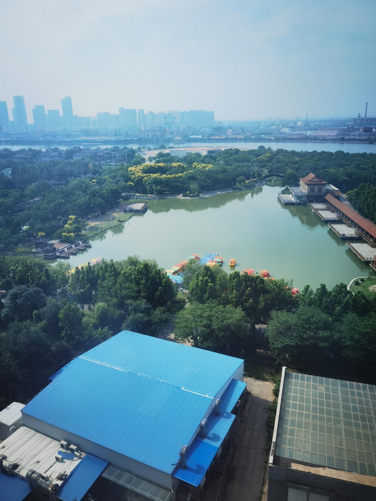 病房外就是一个公园，有水，还有小船，晚上敞着窗户还能听到老虎的吼声，看来里面还有