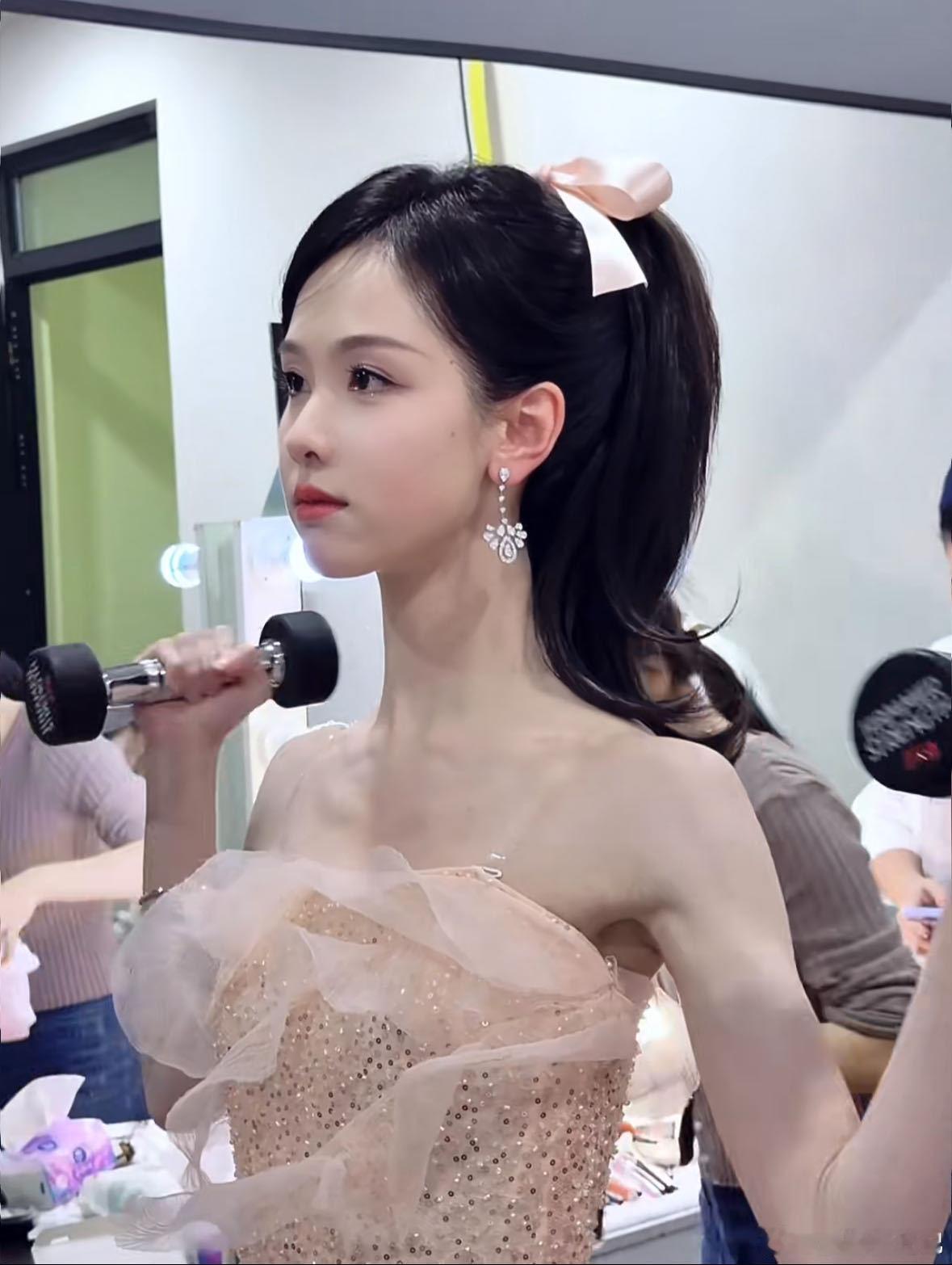 陈都灵开机前会做仰卧起坐 简单又高效的开机仪式😜用仰卧起坐唤醒身体与精神，陈都