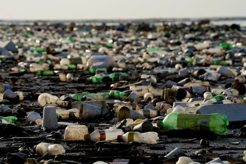 瓶装水塑料污染是自来水3倍！你每天喝的“健康水”，正在悄悄毁掉地球
 
你还在天