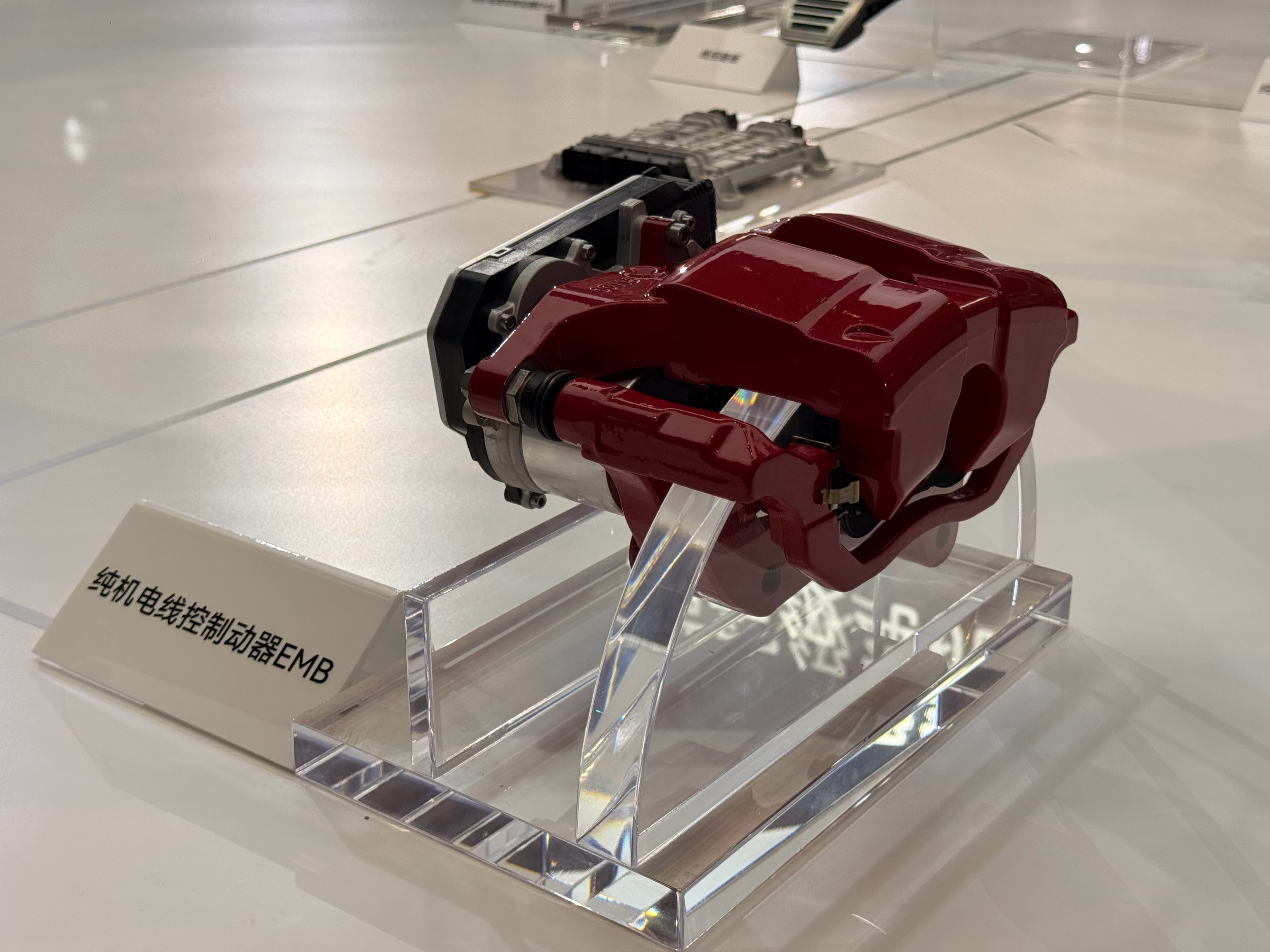 今晚星途EX7发布会线控刹车是这款车的重要看点也就是根据驾驶员踩下刹车踏板的力度