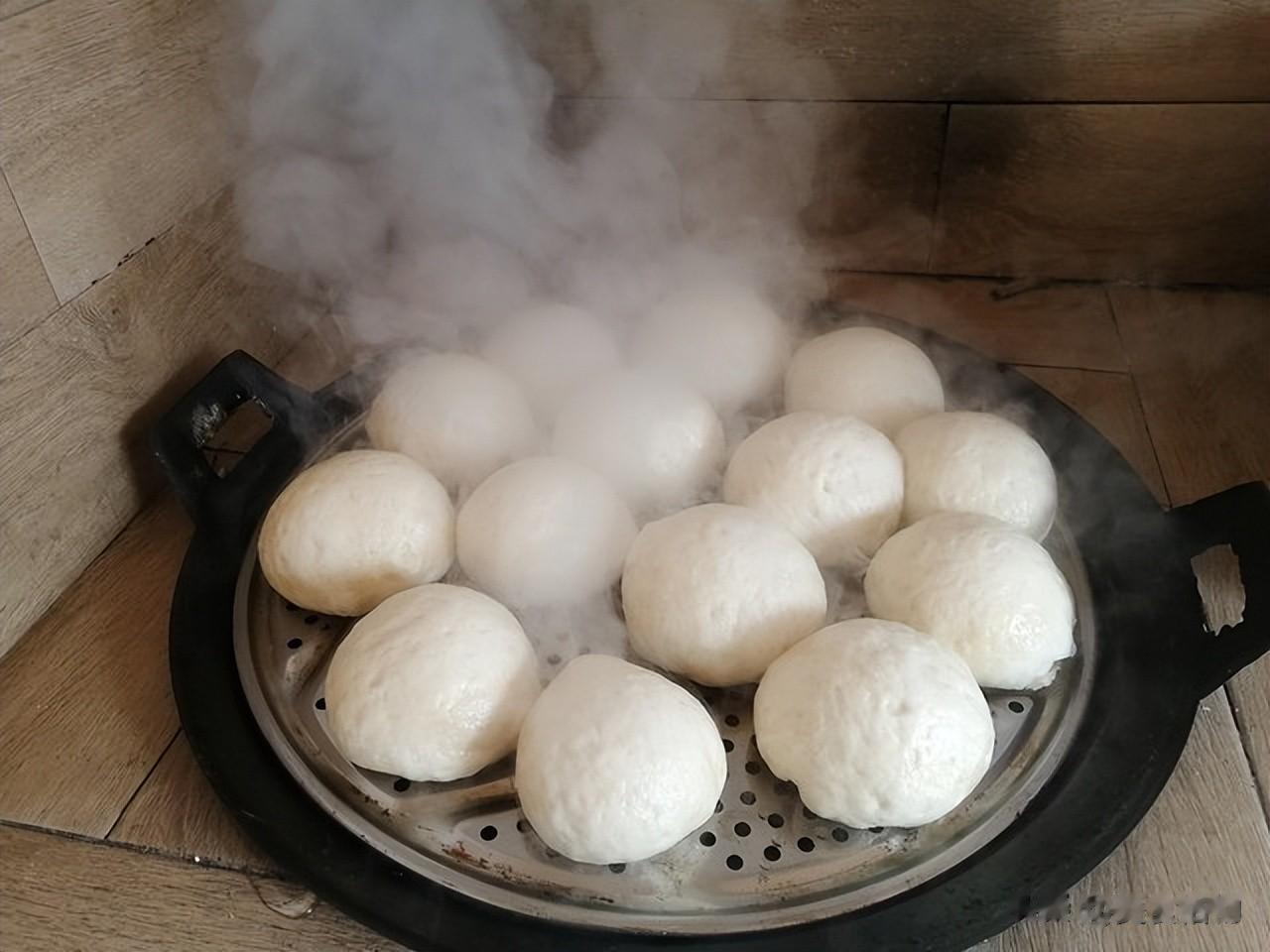 蒸馒头，发面别只放酵母，牢记3个诀窍，暄软蓬松，又白又香
制作馒头的三个窍门是选