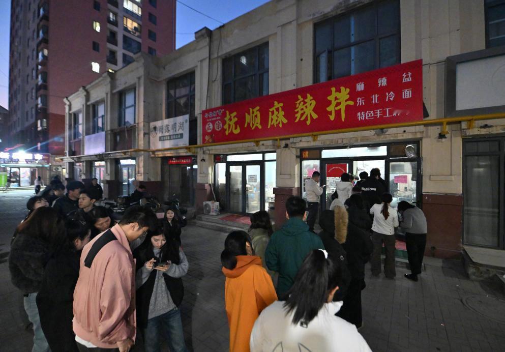 【独腿小伙卖麻辣拌逆袭月入翻10倍】史铁生麻辣拌火到独腿老板想跑路 命运折断了他