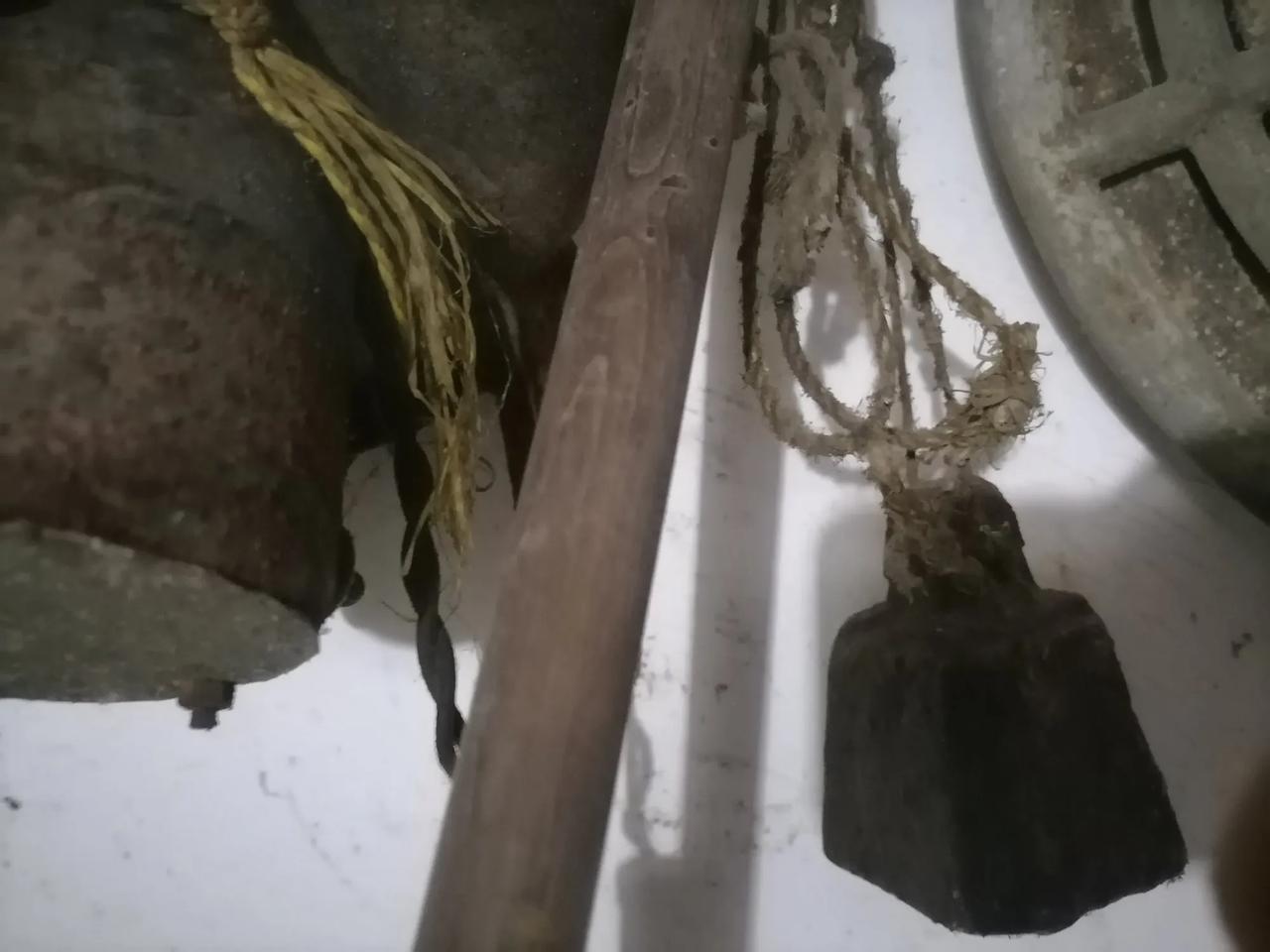 突然发现老家储藏室有一杆老秤，也不知道秤杆是什么木料的？