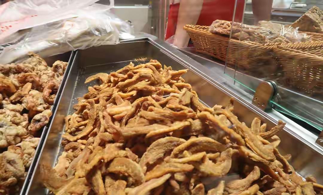 相传“脂渣”这种小吃源自即墨民间，距今约有400年的历史，因其香味浓郁，酥脆可口