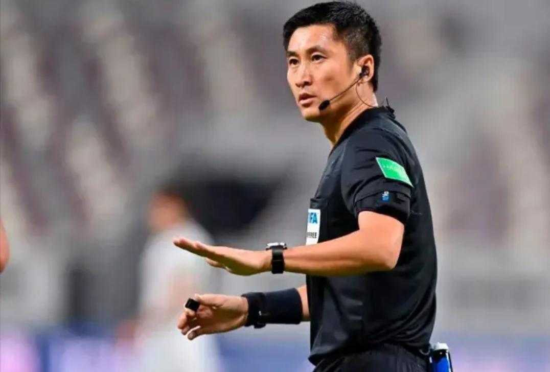 国际足联对他赞不绝口，为何却只给一次机会？美加墨世界杯，透露出马宁的“硬伤”与无