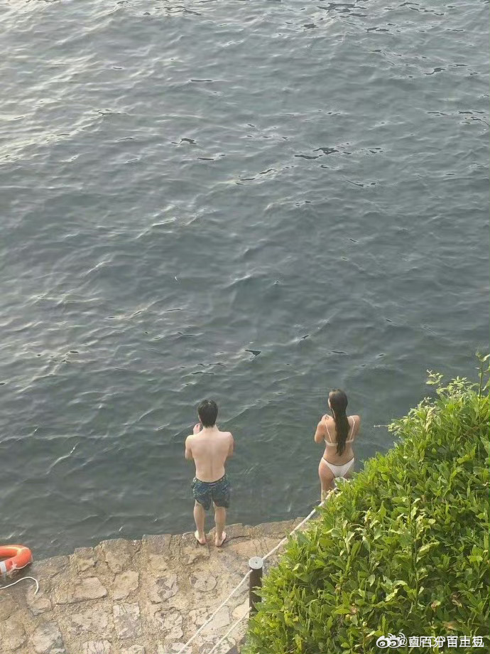 郑在玹与女生一起跳水99呗，好甜蜜呀 