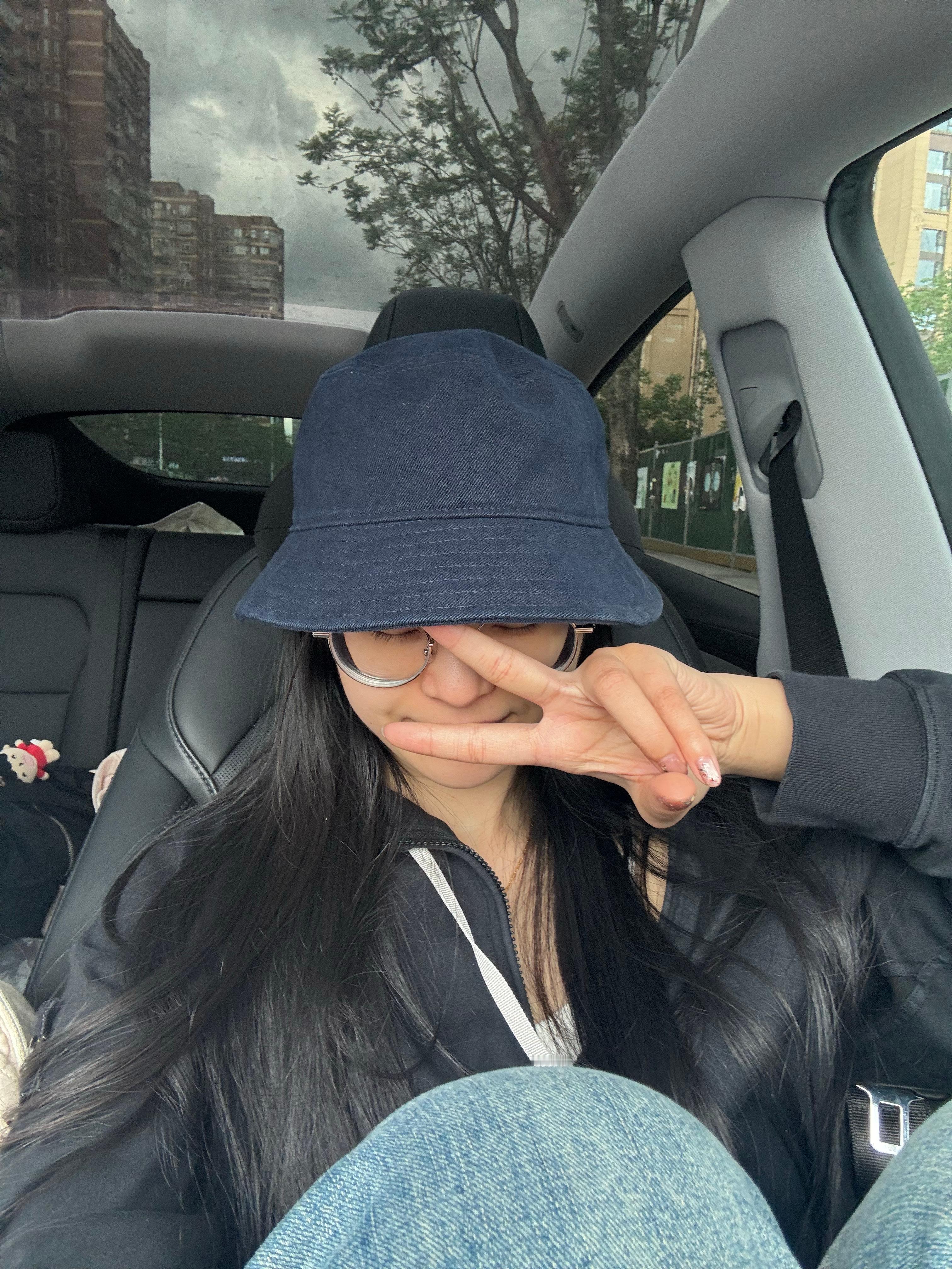 我感觉这个bm的渔夫帽版型好好…带着特别有安全感，小小的也不会挡视线 
