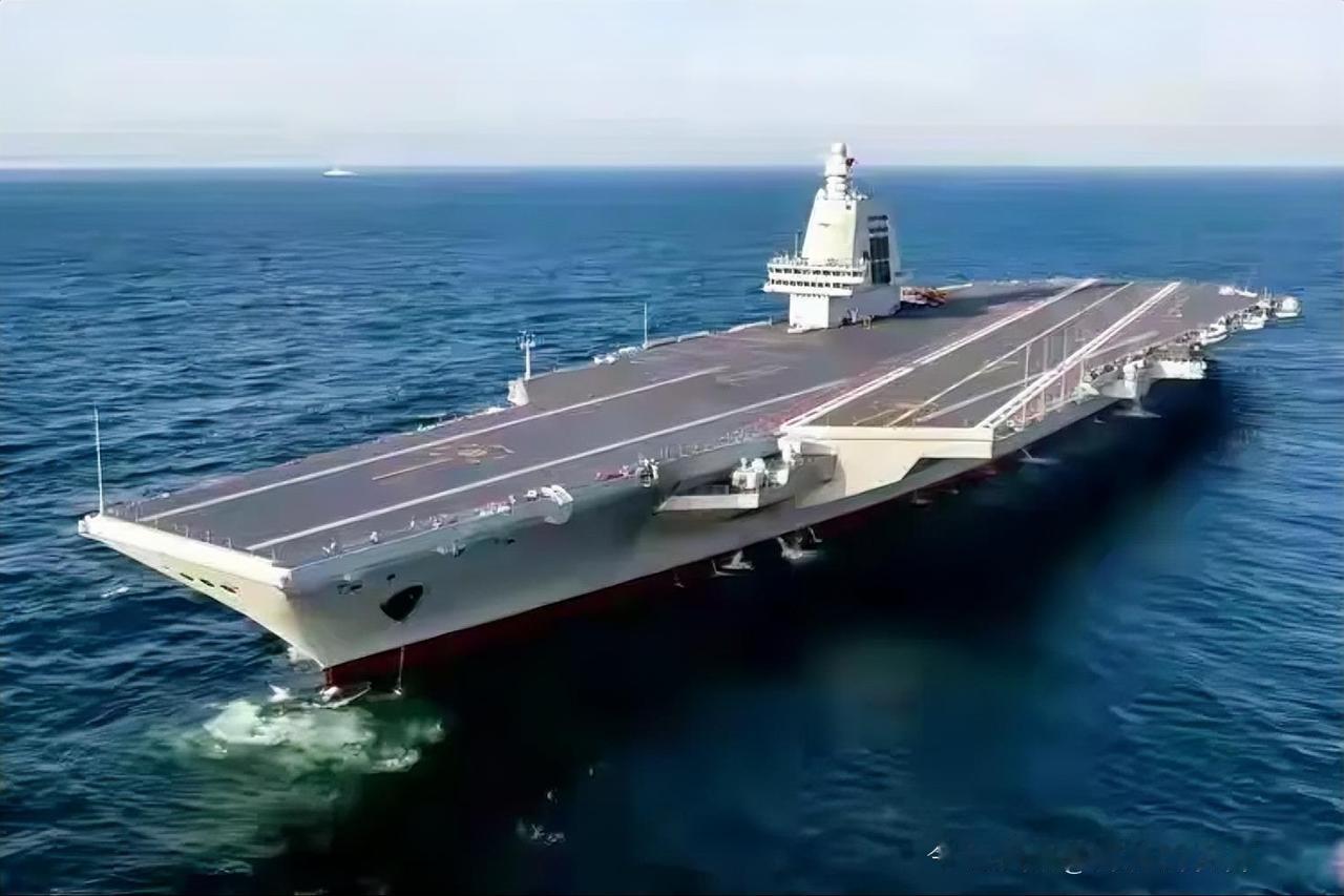 福建舰电磁弹射三型舰载机的“丝滑”画面一曝光，越南军迷的讨论区直接炸了锅，有人直