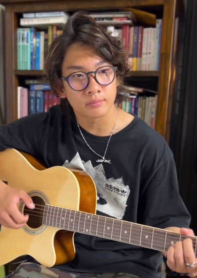 寻找开幕式中的苏翊鸣雪板之外的苏翊鸣是什么模样？是《智取威虎山》里虎头虎脑的