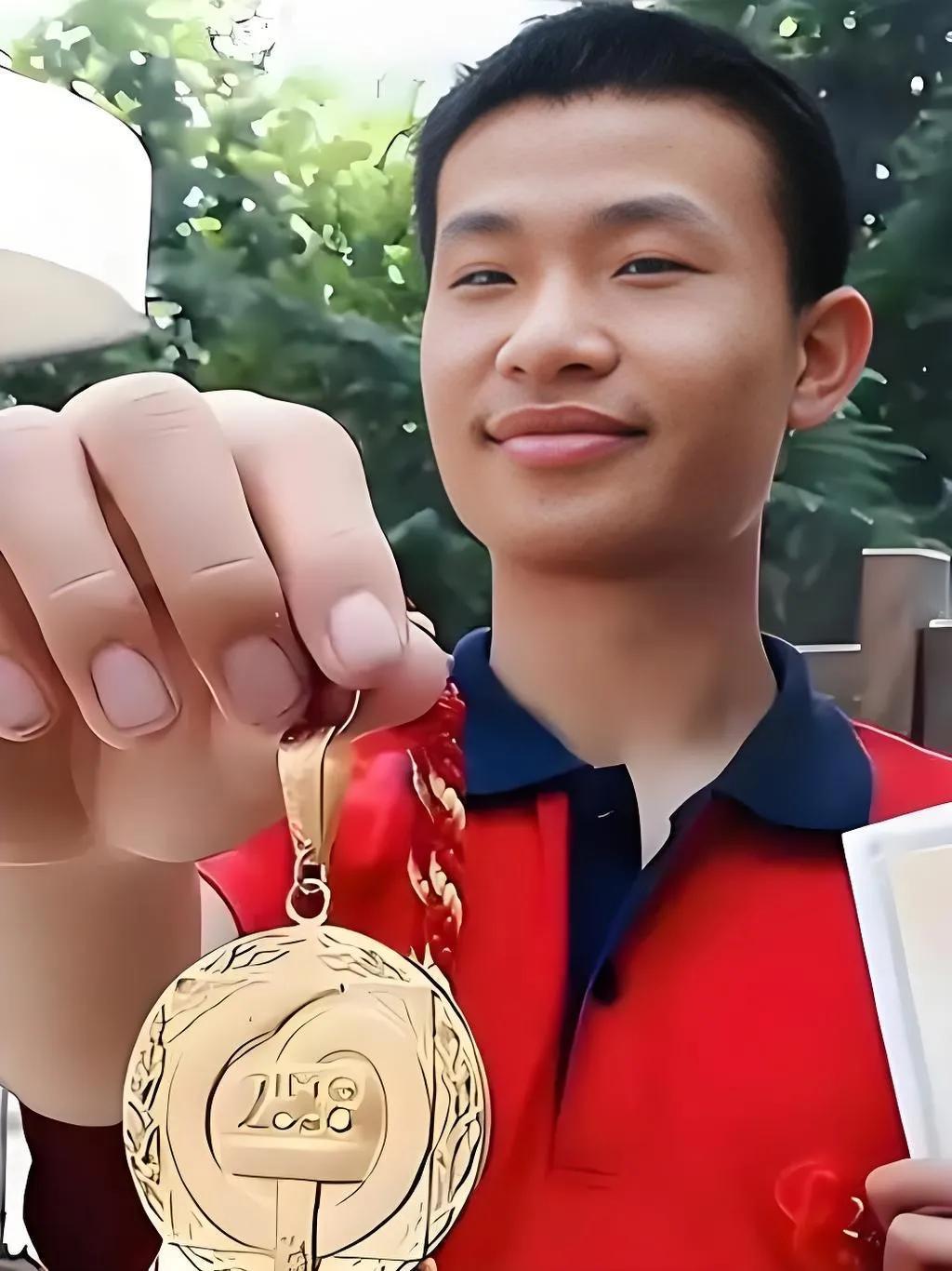 北大韦东奕老师是难得的数学天才，百年难遇，是国家宝贵的财富。然而，他专注于学术，