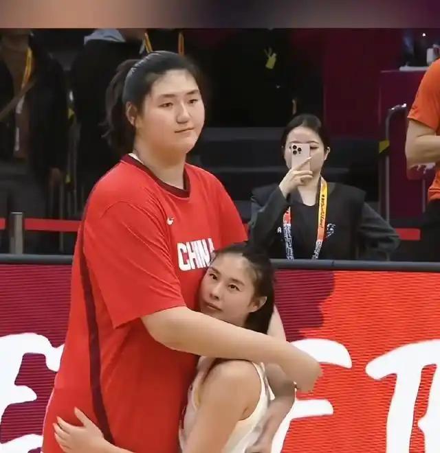 张子宇这身高在世界上都是顶级的，身高226cm。篮筐的高度只有305cm，可张子