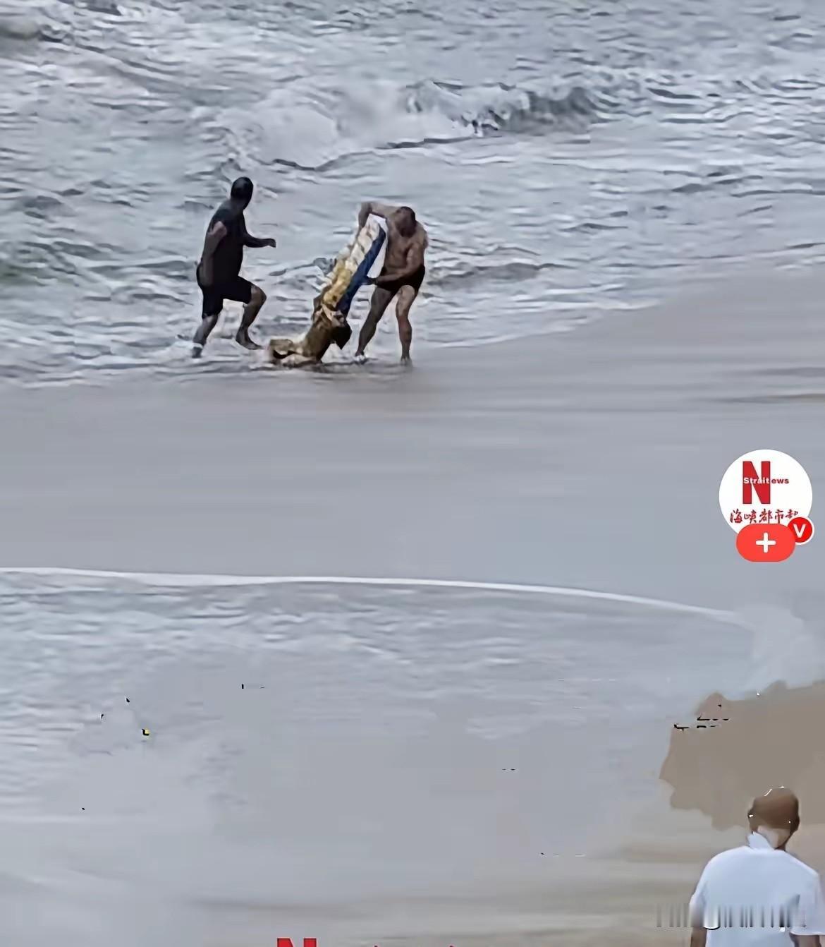 拖鞋被海浪卷走，9岁男童追鞋险殒命，58岁老渔民舍命跳水救人
 
近日，福建莆田
