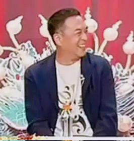 张嘉译坐在董宇辉直播间，
那个表情太不对劲了，
不是那种一本正经、严肃客气，而是