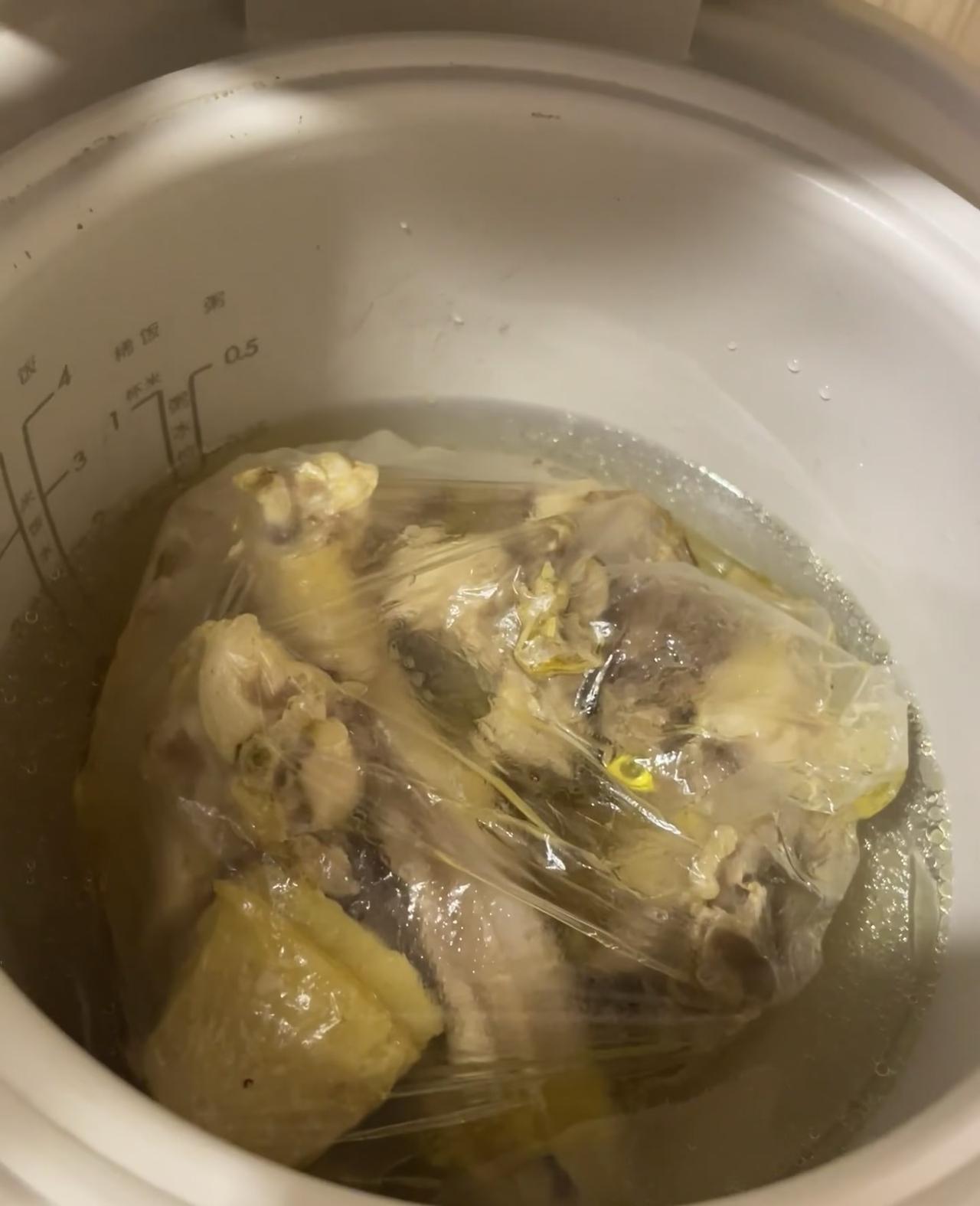 老公煲的汤，这大哥直接把整袋没拆包装的鸡块扔锅里炖了…现在看着电饭煲里裹着保鲜膜