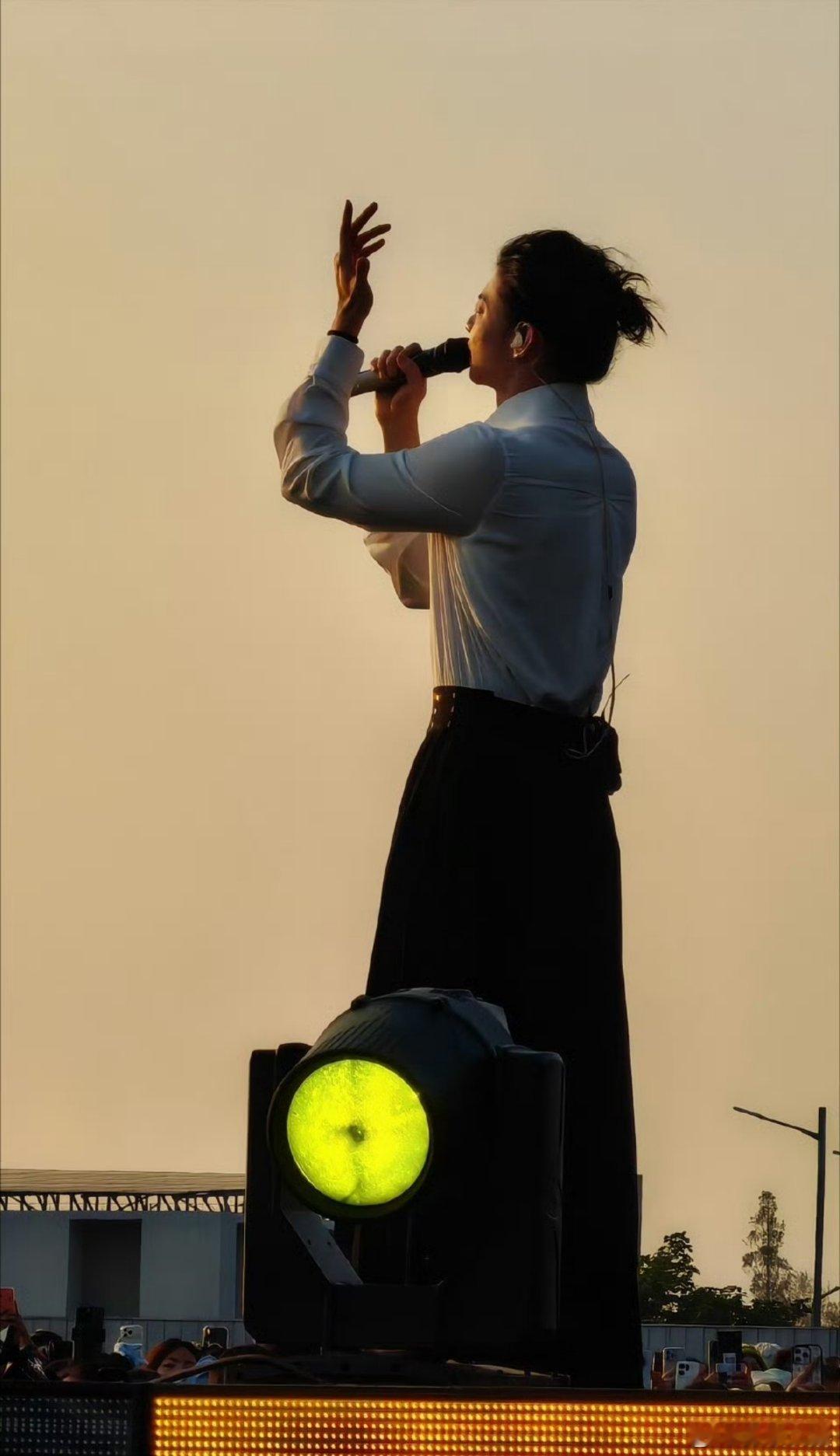 必须夸一夸霍尊音乐节的状态！九首歌曲，首首经典，他用歌声传递着热爱与执着，每一个