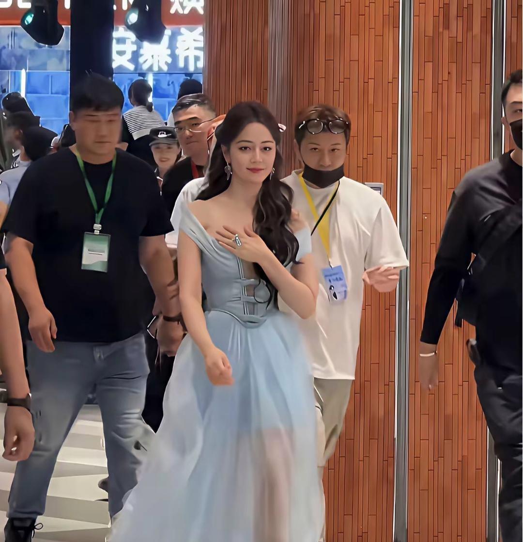 干嘛要用手捂，怕被看到吗