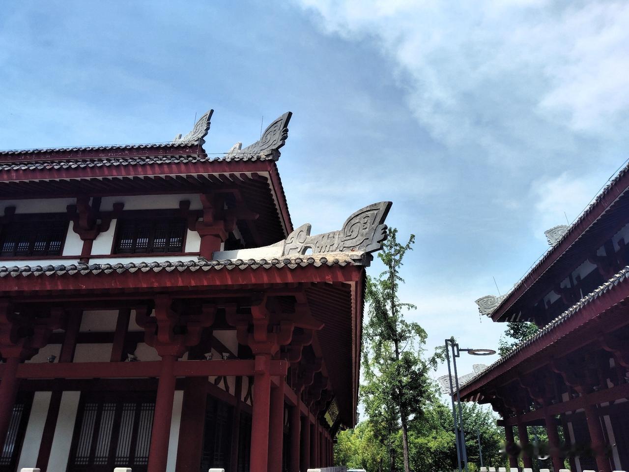 燕飞蓝空俯山河。