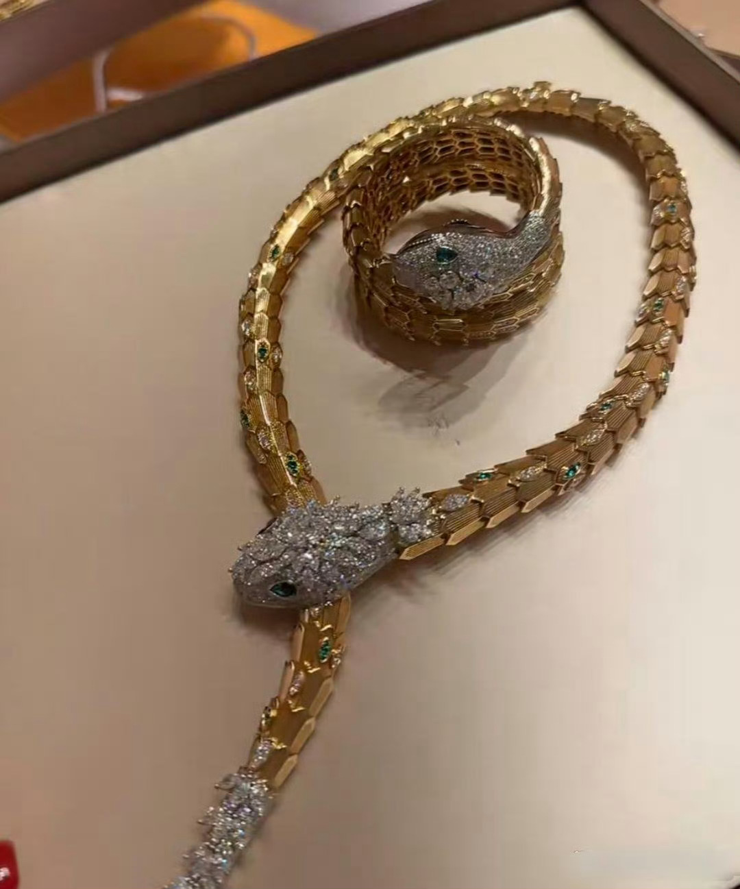 李湘晒在英国陪读的照片，王诗龄去上课，她则悠闲逛珠宝店，直接给自己添一条金蛇满钻
