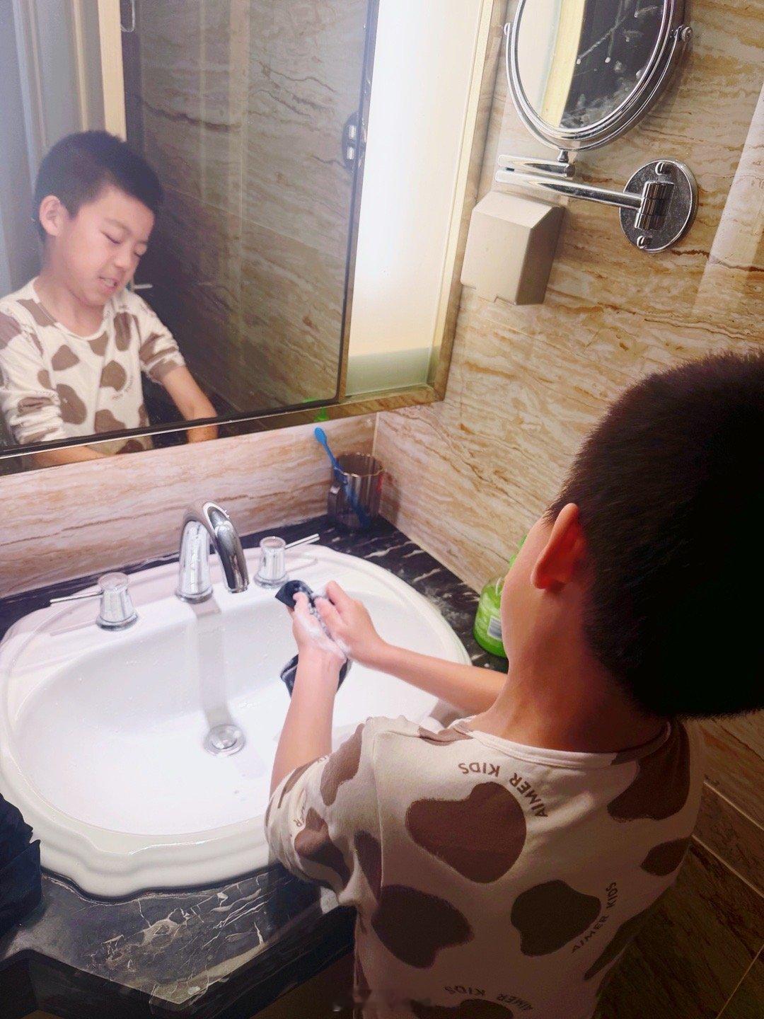 刚才我让老二问我袜子臭不臭老二（呕吐状）：太臭了我：10块钱一双 谁给我洗袜子老