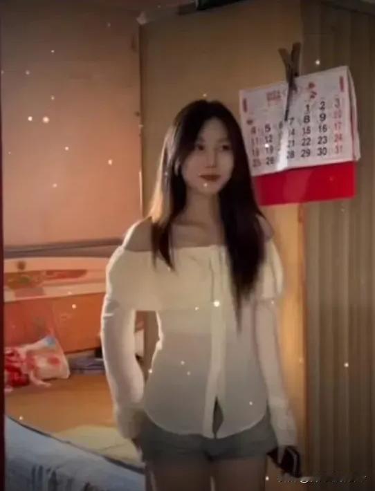 相亲现场，眼看男方被女方美貌吸引，却突然掉头就走，媒婆急得像热锅上的蚂蚁，追上去