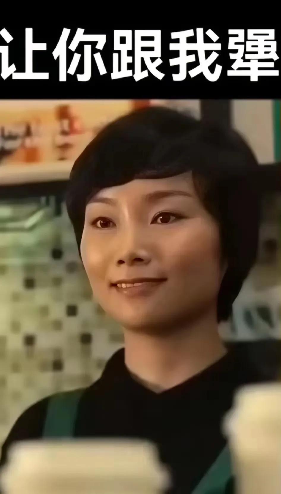 只有她让罗永浩自扇耳光。因为，不反驳，轻蔑笑，一本正经回答问题，拳头打在棉花花。