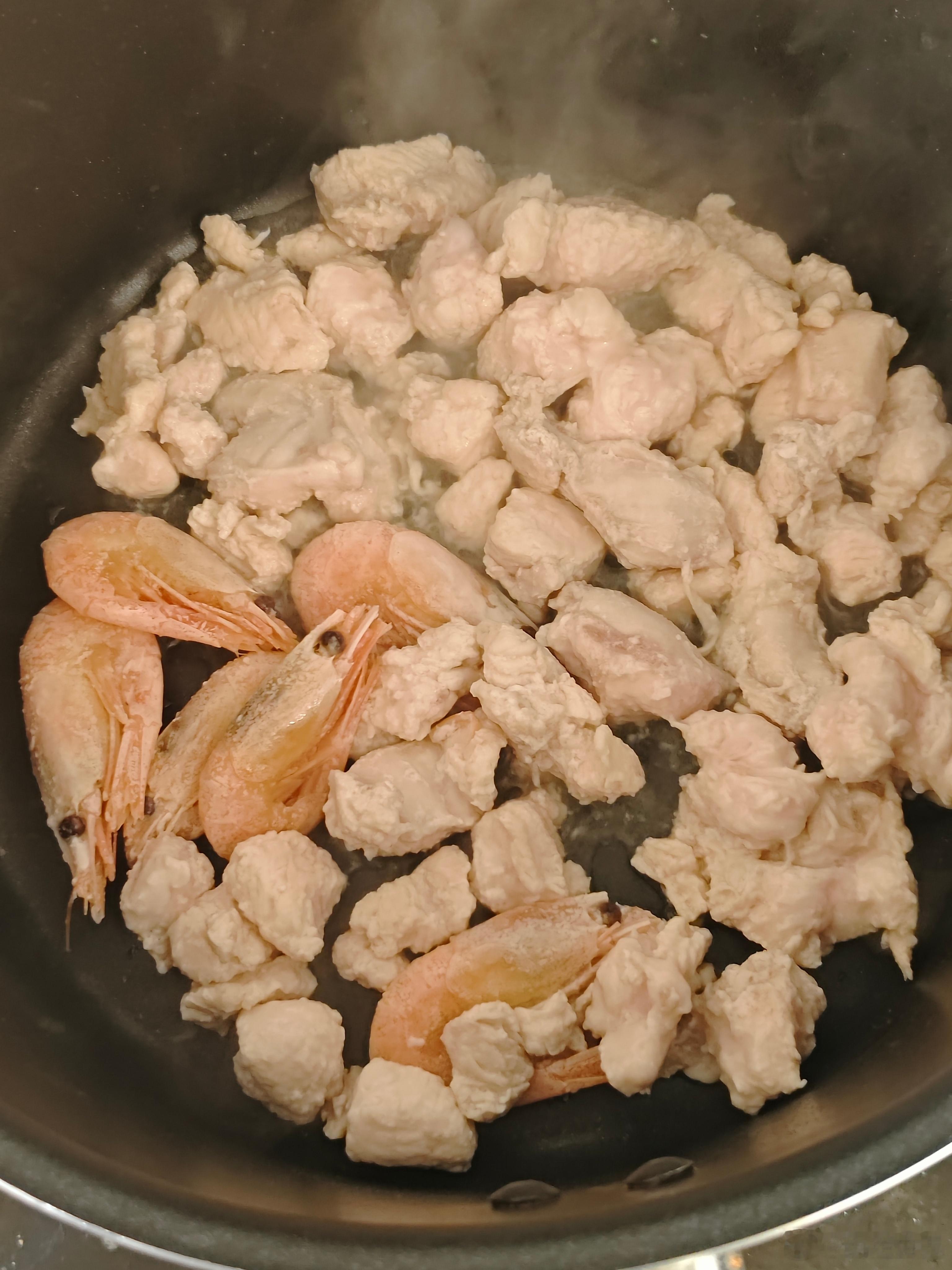 开始做下午饭了煎六只北极甜虾，还有两块鸡胸肉一会儿配着白萝卜加水炖其实煎着更好吃