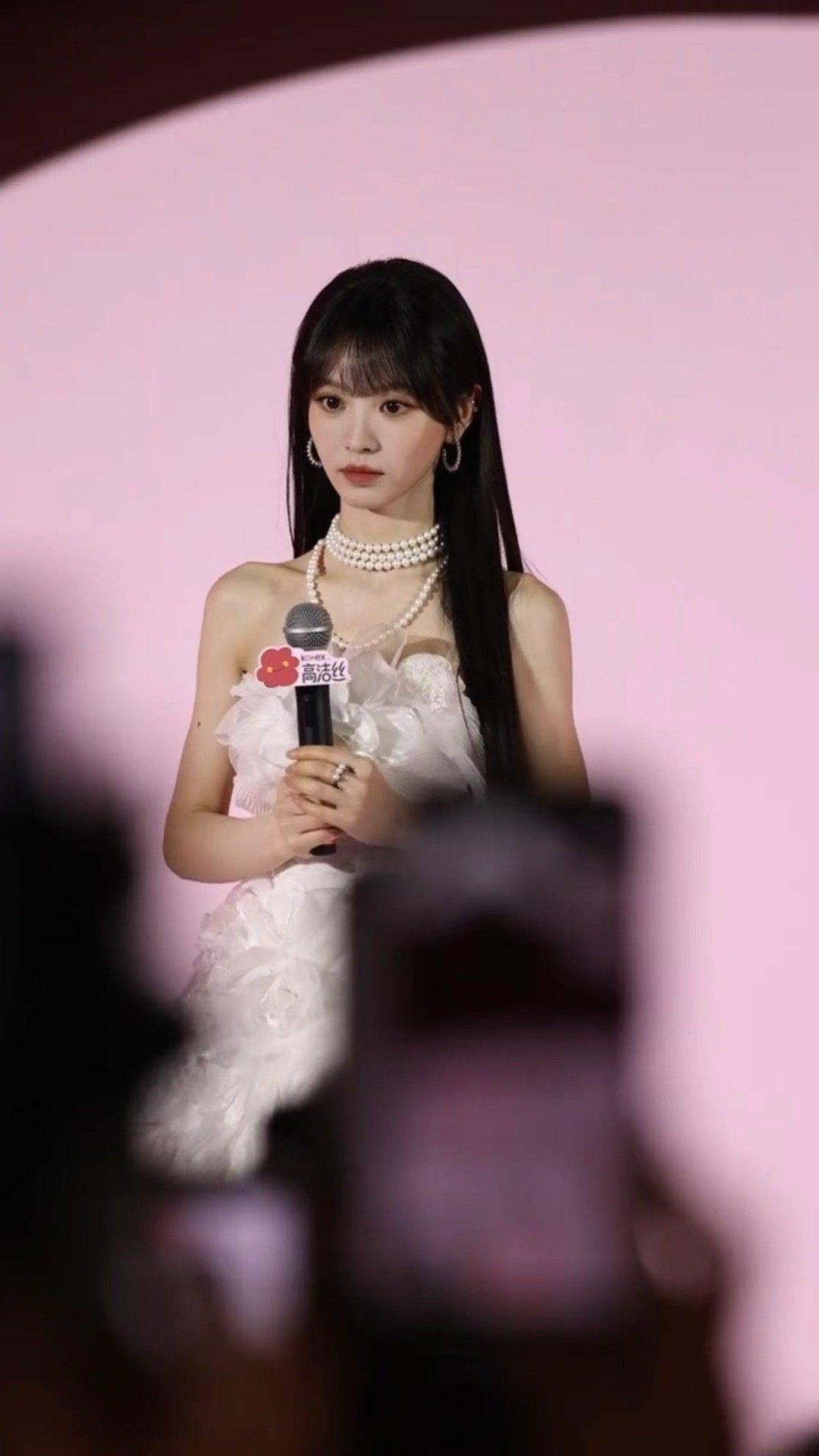 田曦薇真的是那种，每次线下见都会被她状态惊到的人。

这么说吧，昨天的活动我刚好