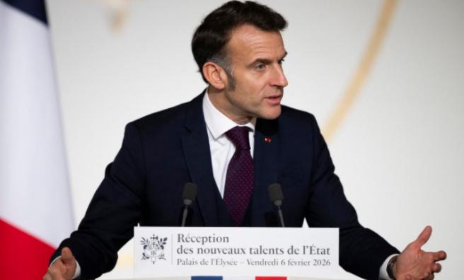 法国总统马克龙去年底高高兴兴来中国转了一圈，握手、合影、签大单，看着就像跟中国成