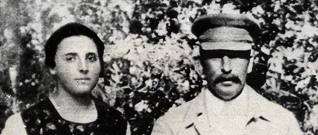 1932年的一天，斯大林喝醉后与一个漂亮的贵妇调情，妻子看不惯发了脾气，谁料想斯