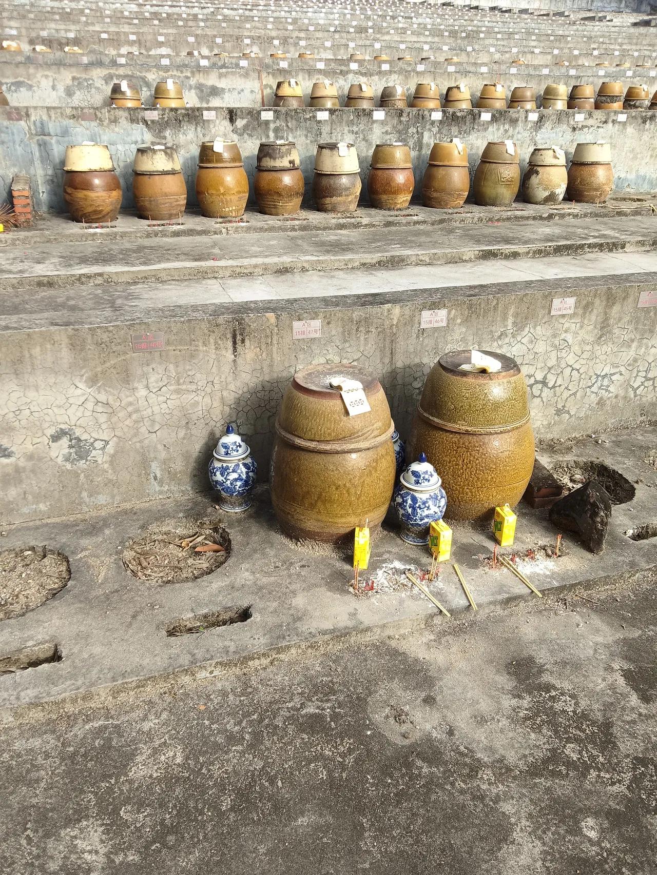 第一次来东莞，看到山上放的这些坛子，以为里面装的是啥好宝贝，准备上去打开看看，走