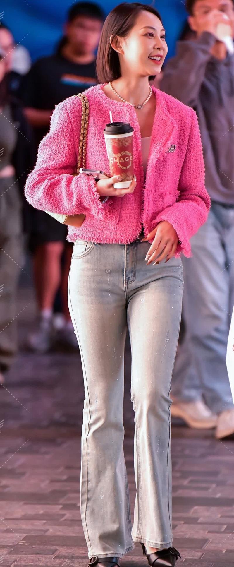 芭比粉外套搭闪钻牛仔
这甜酷混搭玩法我爱了
就说这芭比粉粗花呢外套
短款设计拉高