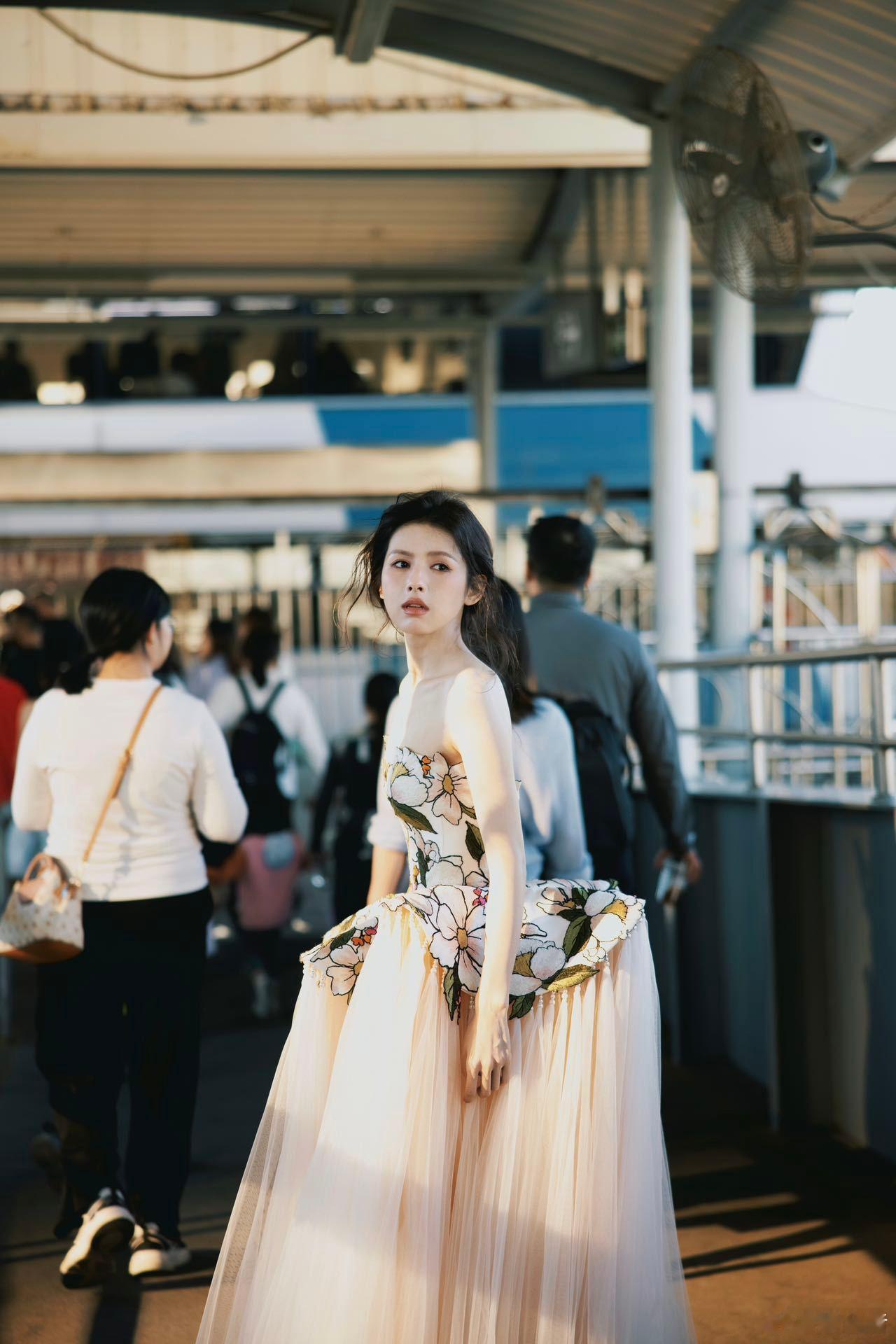 造型眼前一亮！裸色长裙适配大海轮渡，氛围感拉满，人群中辨识度超高，端庄又亮眼～ 