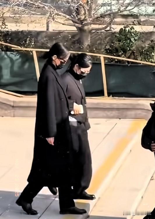 最近刷到唐嫣的新闻，
真觉得她像是被人下了套似的！
自从王家卫吐槽她“装”的录音