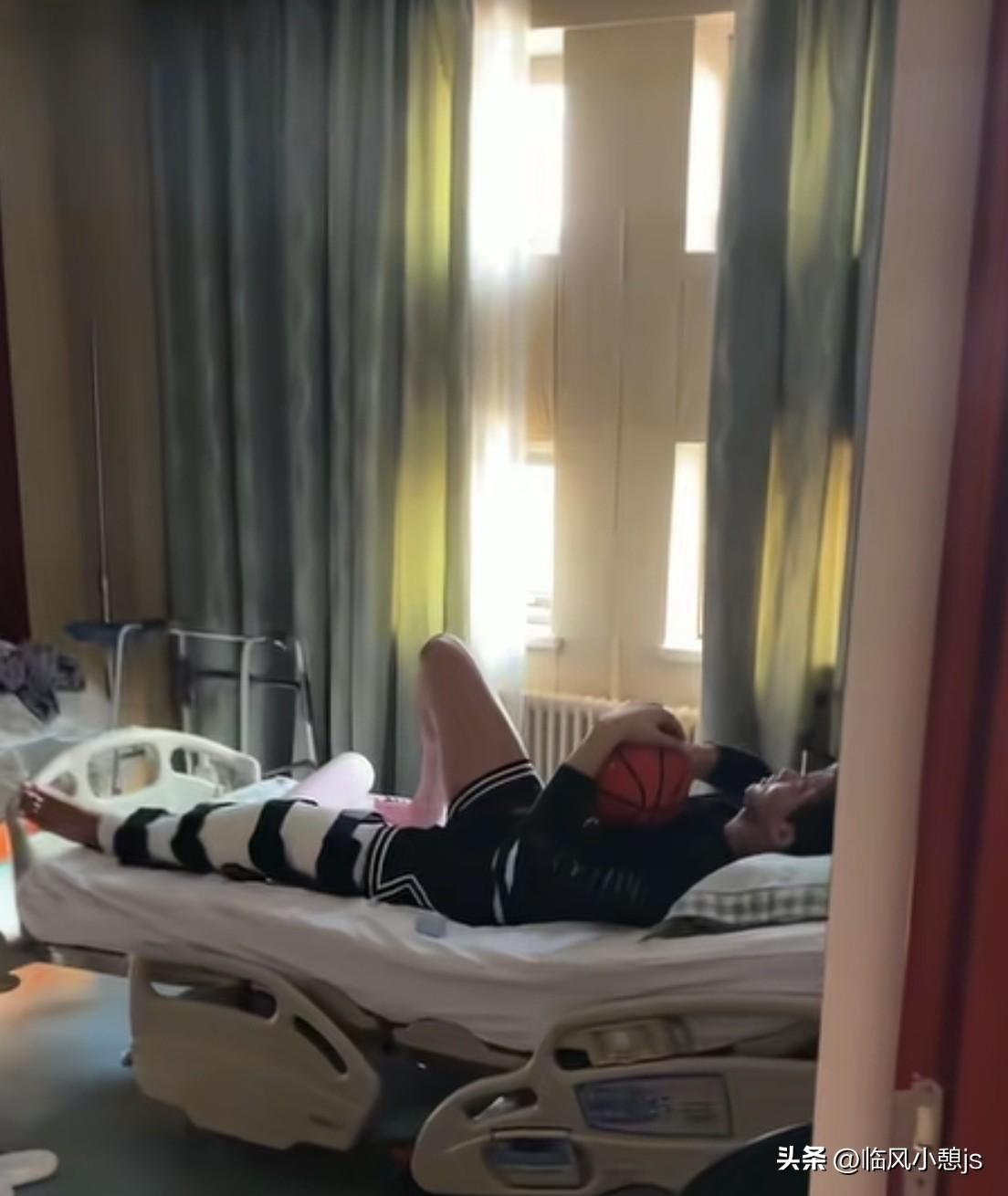 郭艾伦真是个纯粹的“球痴”！术后次日刚睁眼，便举篮球做神练。哪怕伤痛缠腿脚，球心