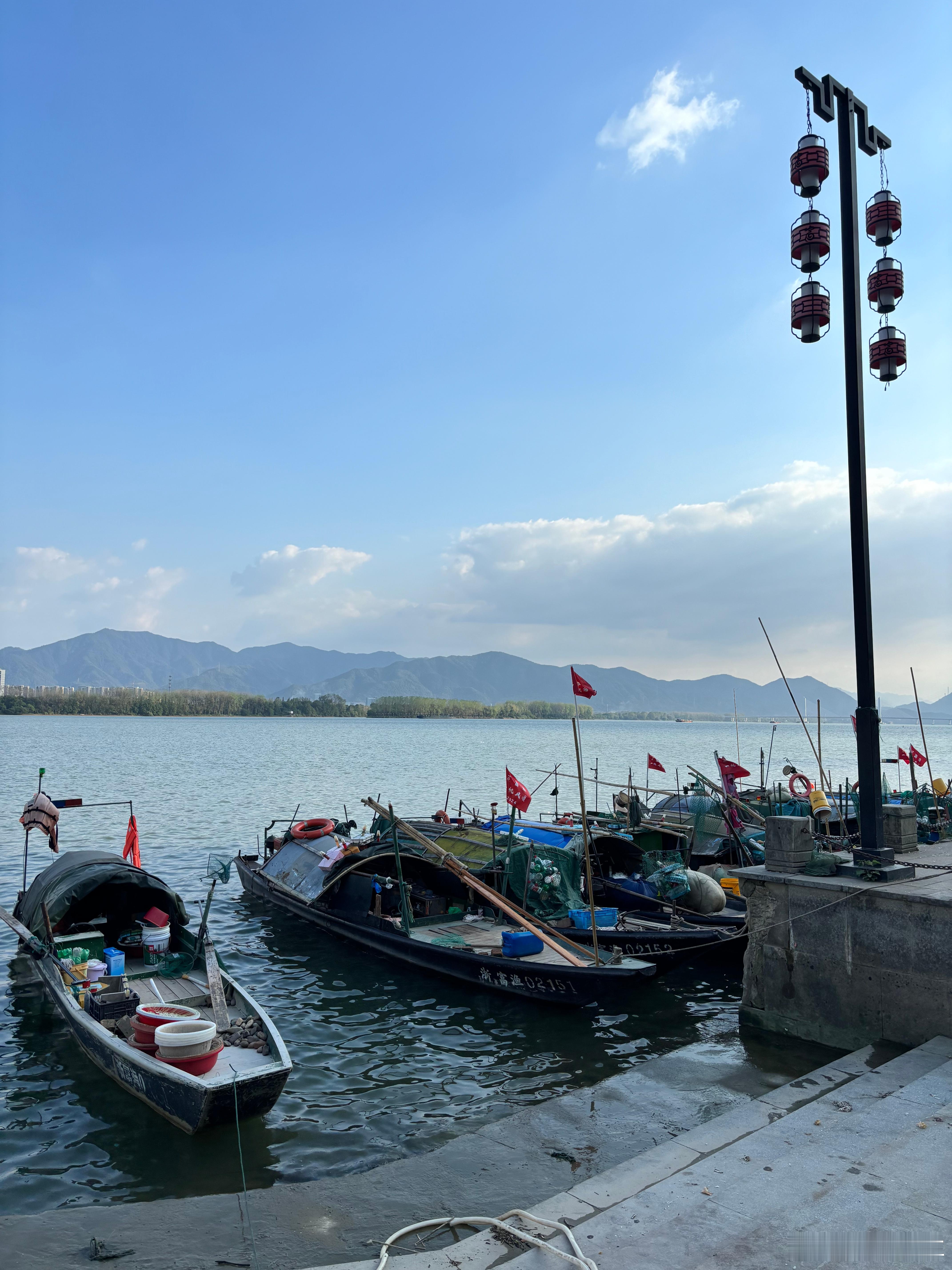 休三上六的时间到了。假期过得有多爽，开始连上六天班就有多难受，人在工位，灵魂已游