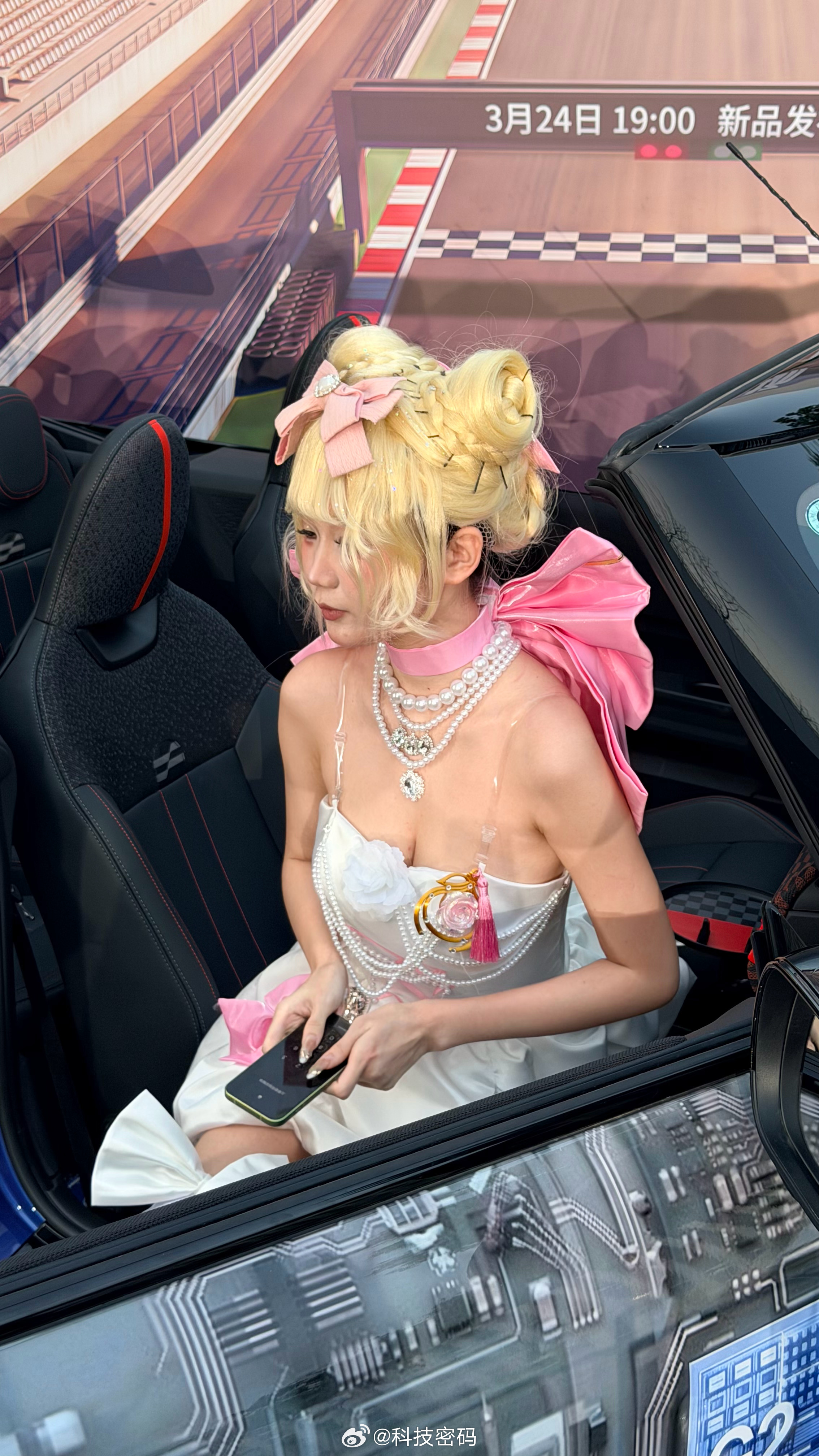 一加15T现场粉丝福利，大家一起开心一下问下这是cos的谁？ 