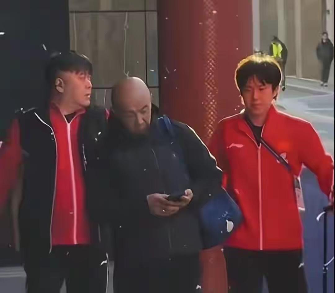 到达伦敦的第二天，王楚钦在肖战，孙逊两名教练的陪同下，走在上训的路上。

王楚钦