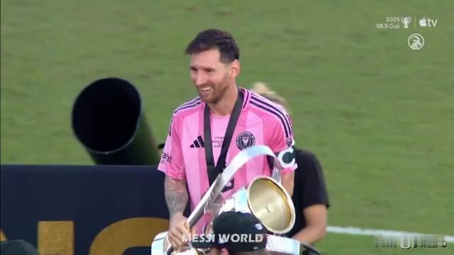 梅老板捧起冠军奖杯！明年见！
梅老板捧起冠军奖杯！明年见！