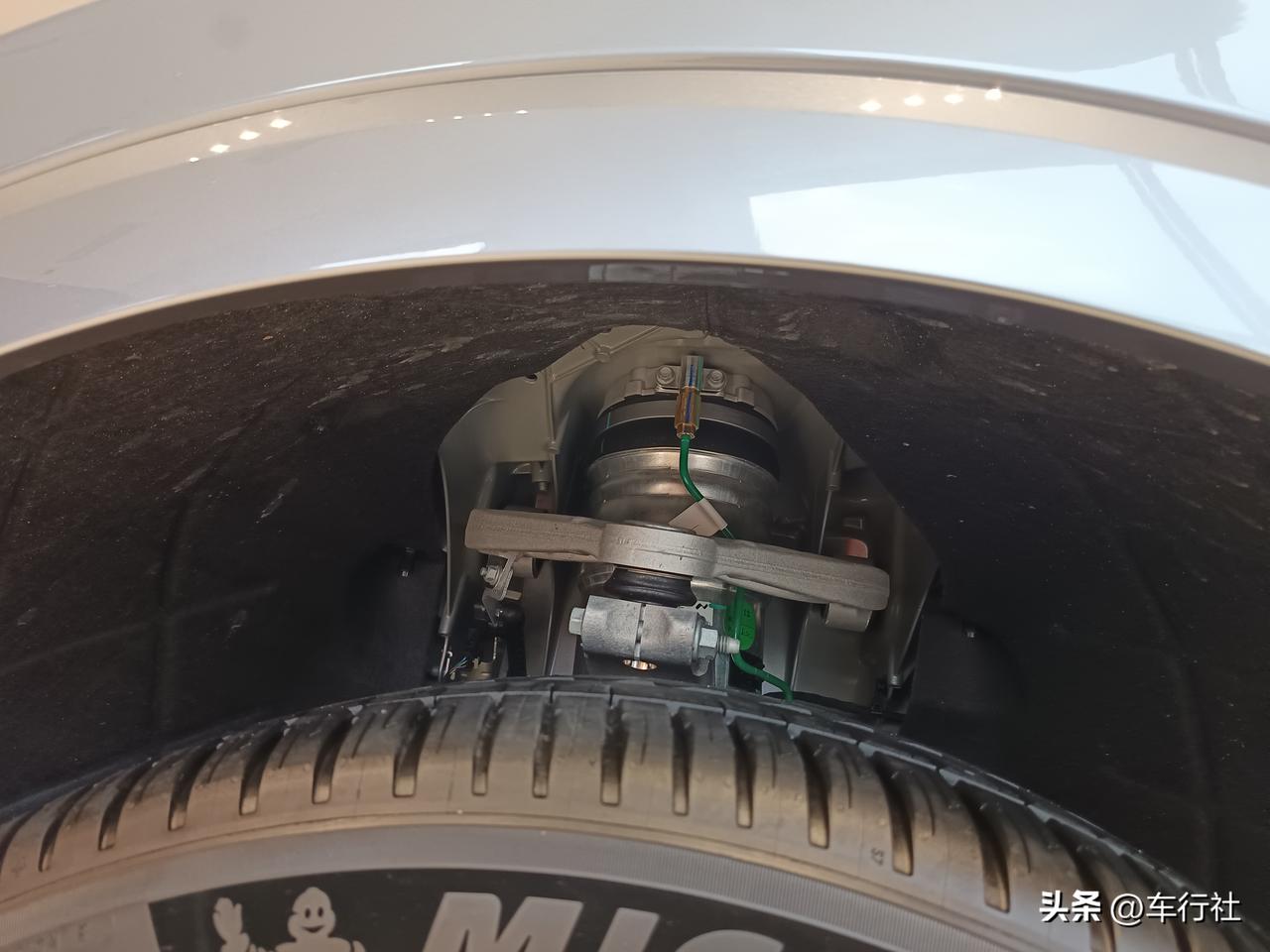 自从国产品牌
把空气减震普及到20多万车型之后
又有一种新的论调
“空气减震不是