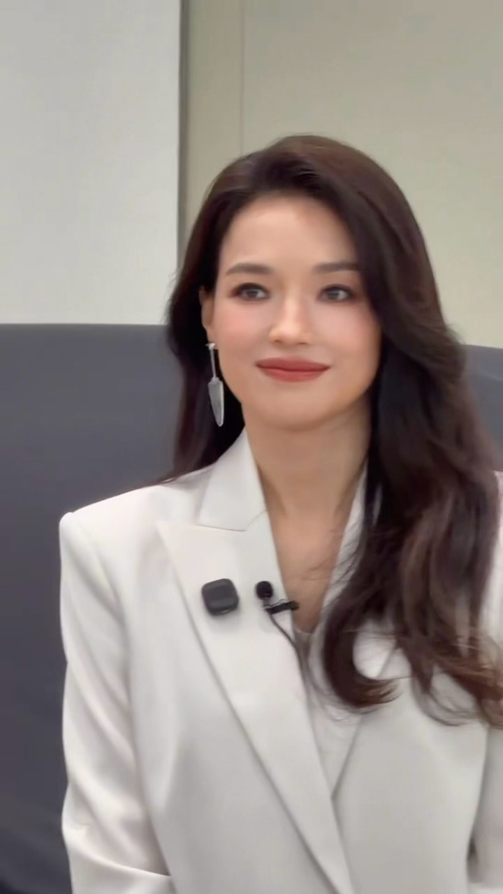 怎么有人美得那么轻松又高级🥹喔！原来是舒淇妈咪😘 