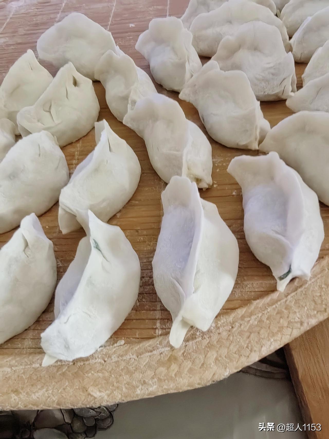 今天辛苦老公了，
我上午去了万象城。

刚刚进家中，
老公早把馅做好了。

今天