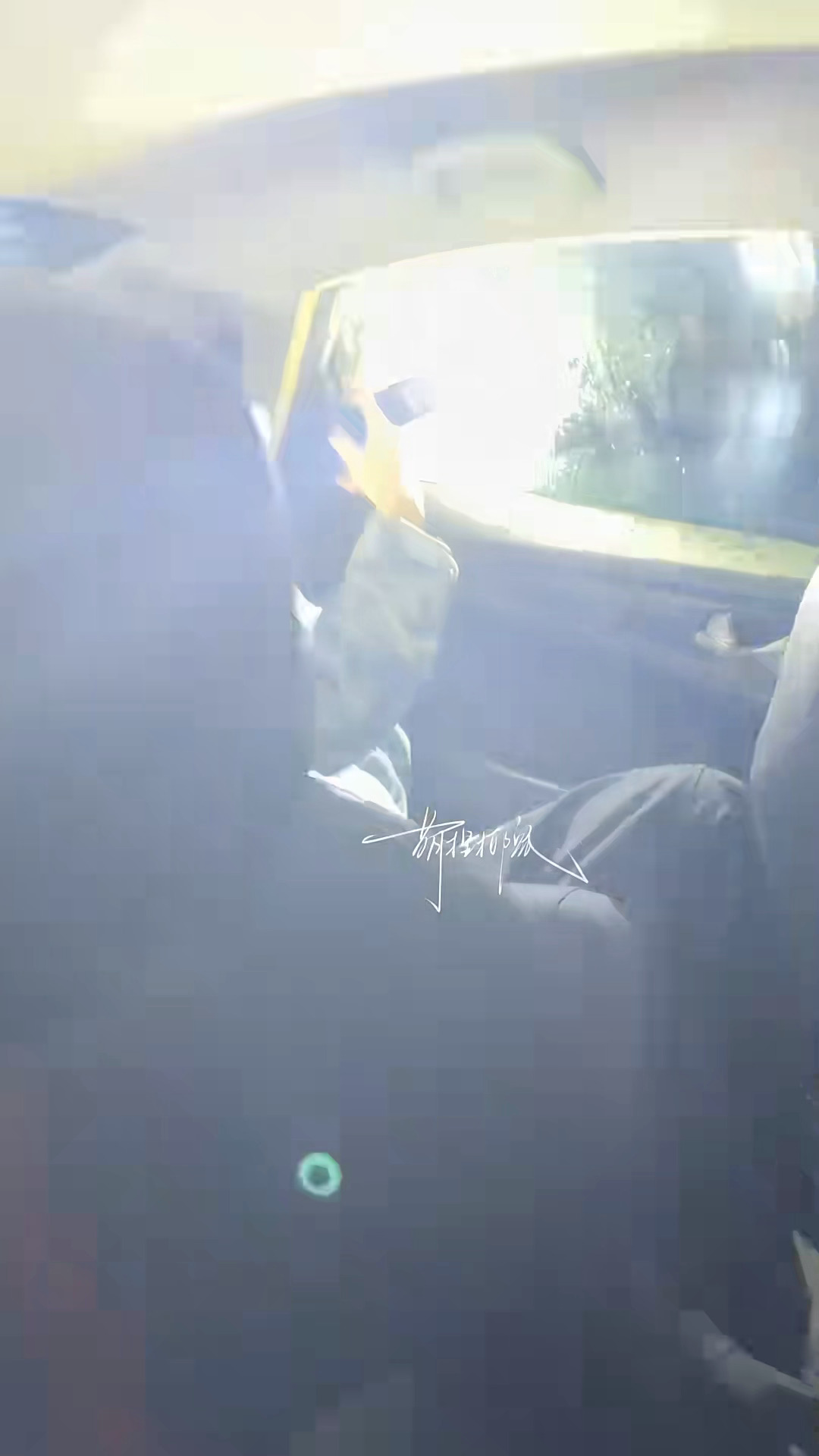 私生给左奇函闪成电击小子了 左奇函脾气真好啊，遇到这种情况不动怒只是拿手电筒去闪