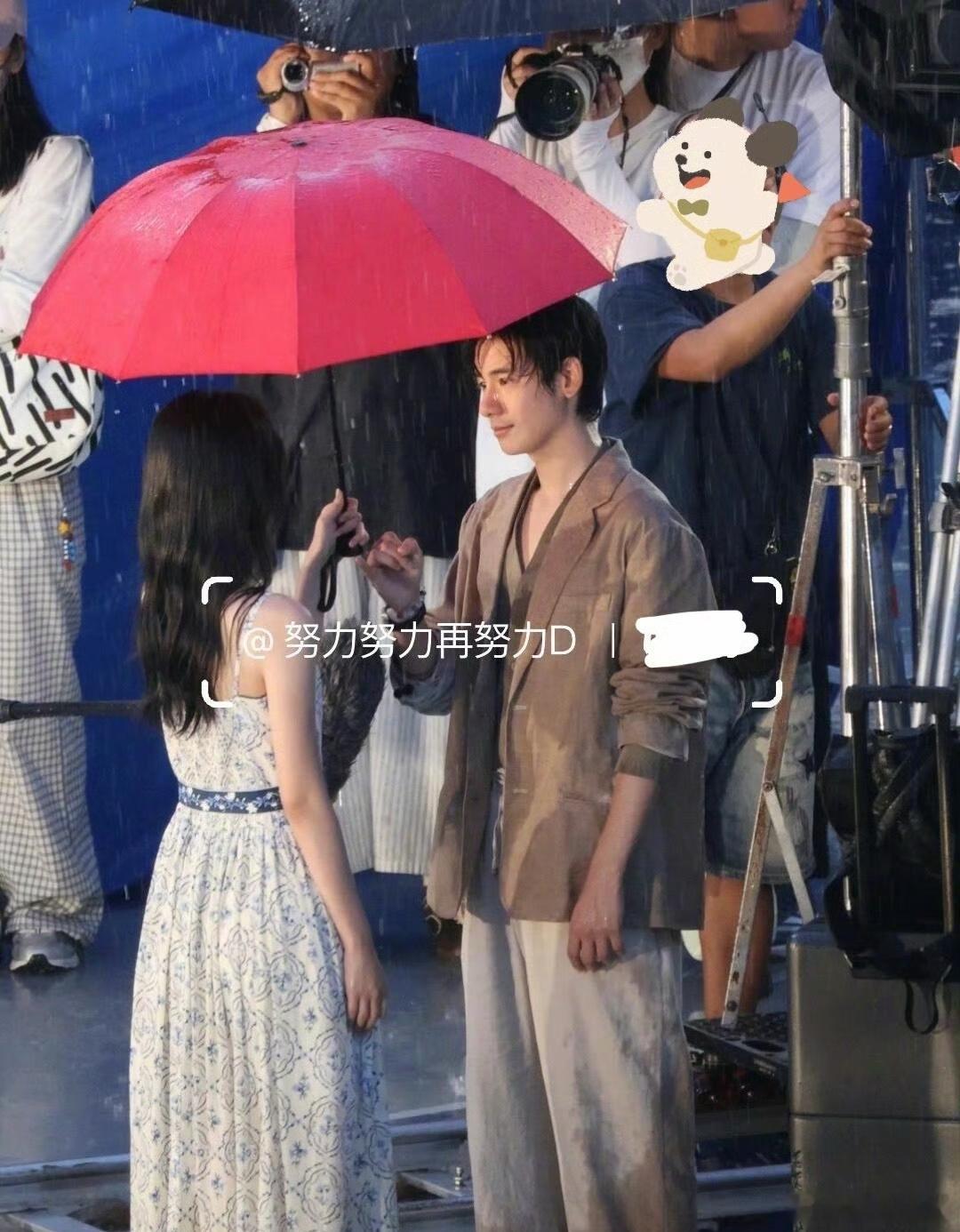 周也胡先煦撑伞雨中吻路透，我们小潮热终于迎来了雨中吻[色] ​​​