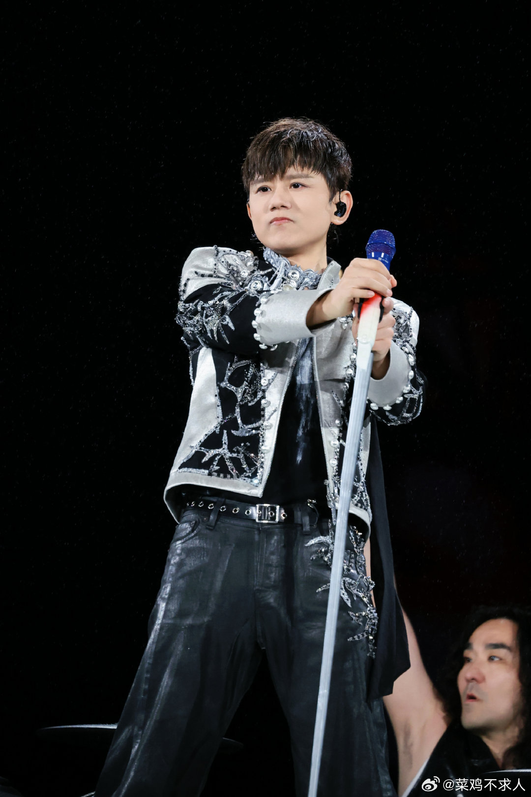 张杰演唱会彩带当彩带从天而降，全场沸腾，盛大浪漫的画面，成为歌迷记忆里难以忘怀的