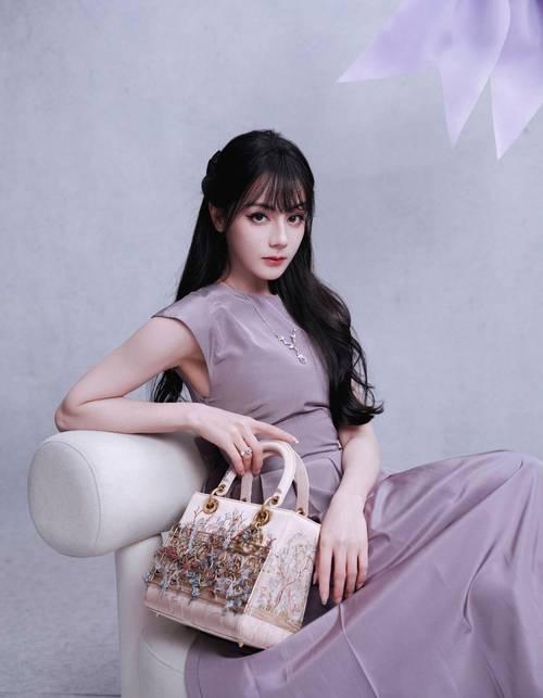 3月18日，迪丽热巴从迪拜滞留回国后首次公开露面，与VOGUE主编刘冲聚餐合影。