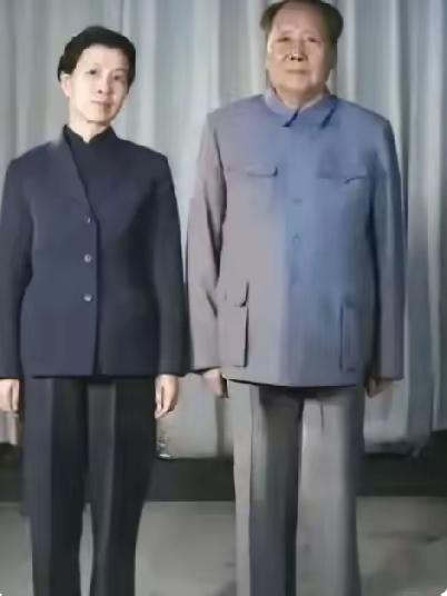 毛主席的家庭照片，没有富丽堂皇的布景，只有俭朴的衣着和朴素的场景！
伟大领袖毛主